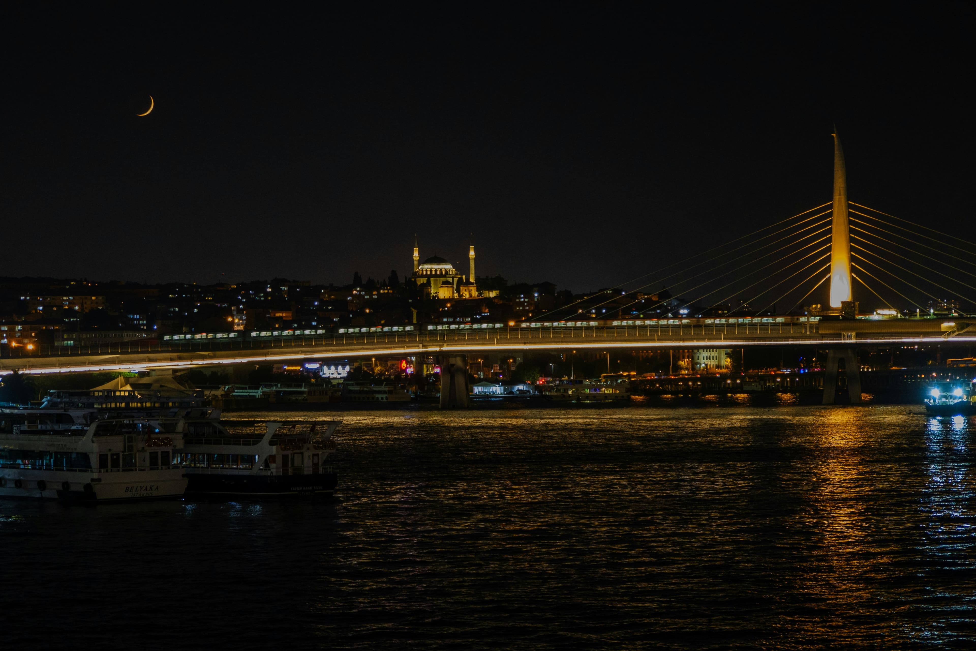 Gece İstanbul: Haliç Köprüsü, cami ve ışıklı kıyı